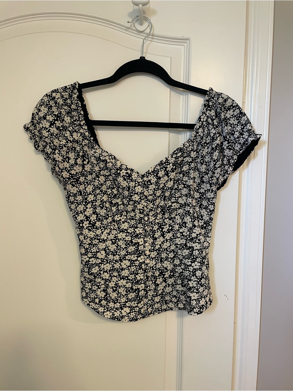 Heartloom Black & White Floral Sweetheart Puff Sleeve Top